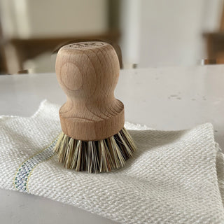 Pot / vegetable cleaning brush